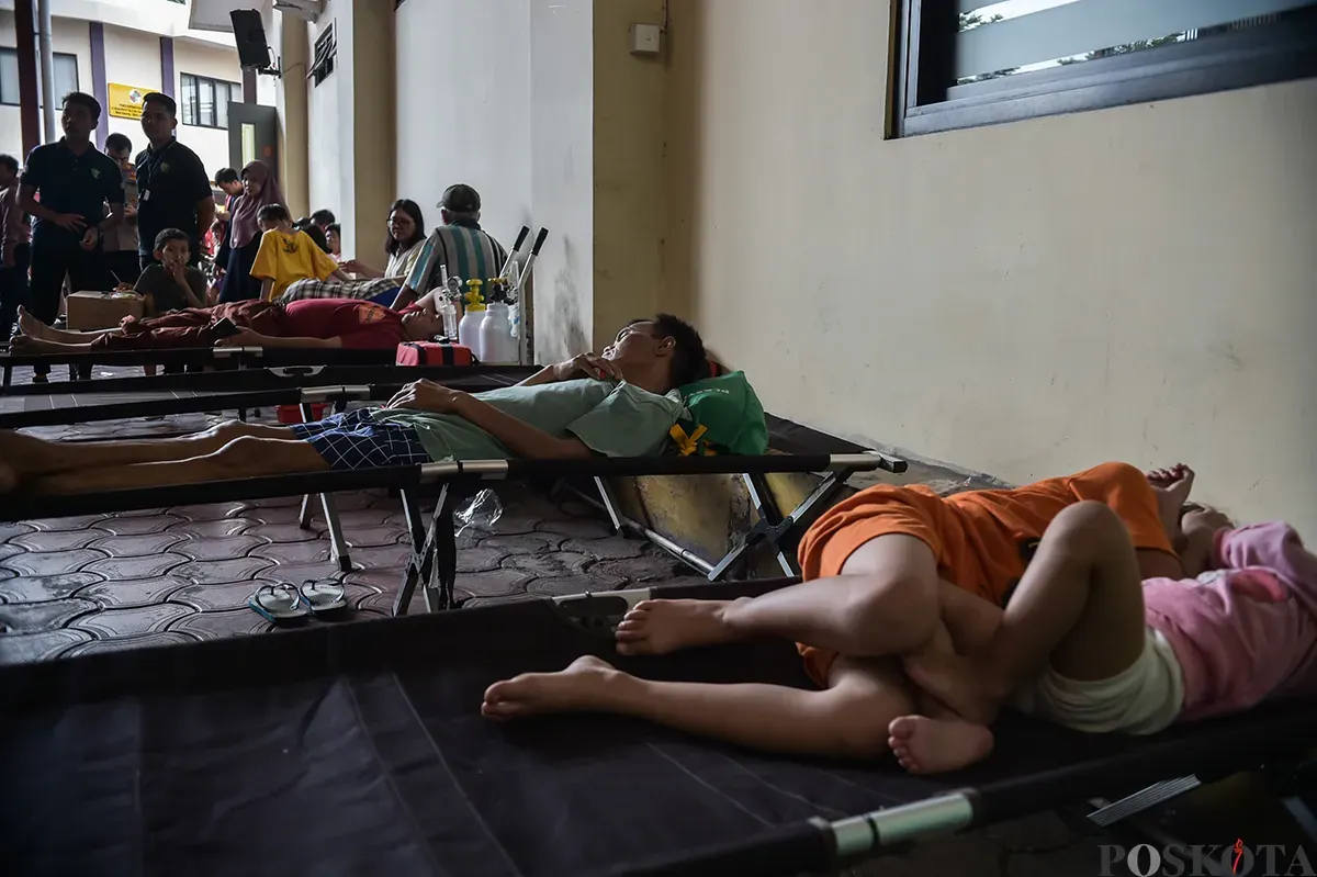 Sejumlah warga pengungsi kebakaran kemayoran berkumpul di Posko Bencana Polres Metropolitan, Jakarta Pusat, Selasa, 21 Desember 2025. (Sumber: Poskoata/ Bilal Nugraha Ginanjar)
