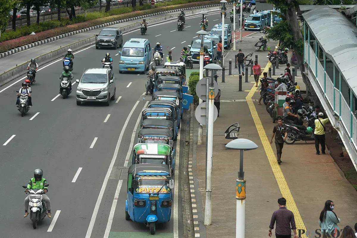 Sejumlah bajaj terparkir pada jalur khusus sepeda saat menunggu calon penumpang di Jalan Salemba, Jakarta, Rabu, 22 Januari 2025. (Sumber: Poskota/ Bilal Nugraha Ginanjar)