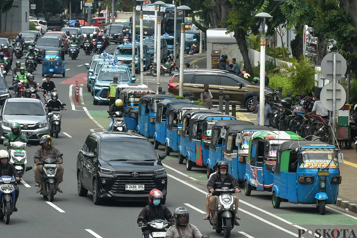 Sejumlah bajaj terparkir pada jalur khusus sepeda saat menunggu calon penumpang di Jalan Salemba, Jakarta, Rabu, 22 Januari 2025. (Sumber: Poskota/ Bilal Nugraha Ginanjar)