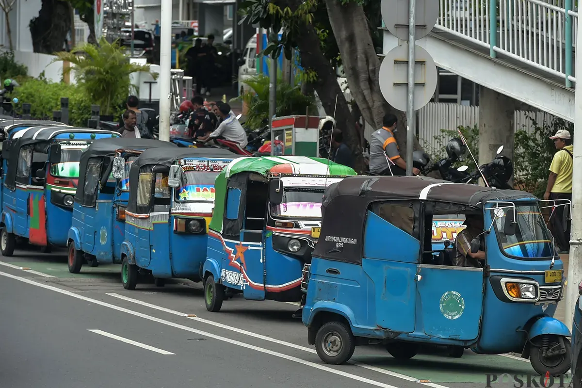 Sejumlah bajaj terparkir pada jalur khusus sepeda saat menunggu calon penumpang di Jalan Salemba, Jakarta, Rabu, 22 Januari 2025. (Sumber: Poskota/ Bilal Nugraha Ginanjar)