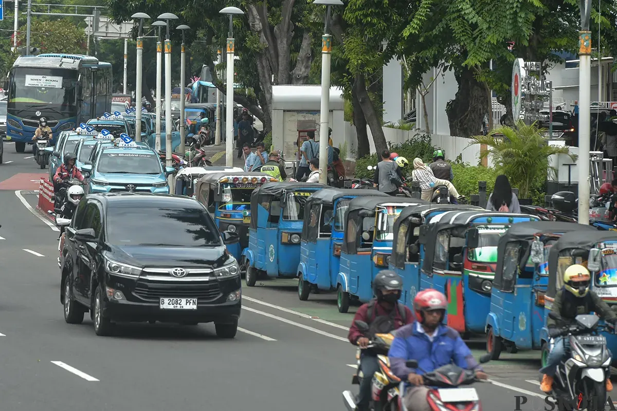 Sejumlah bajaj terparkir pada jalur khusus sepeda saat menunggu calon penumpang di Jalan Salemba, Jakarta, Rabu, 22 Januari 2025. (Sumber: Poskota/ Bilal Nugraha Ginanjar)
