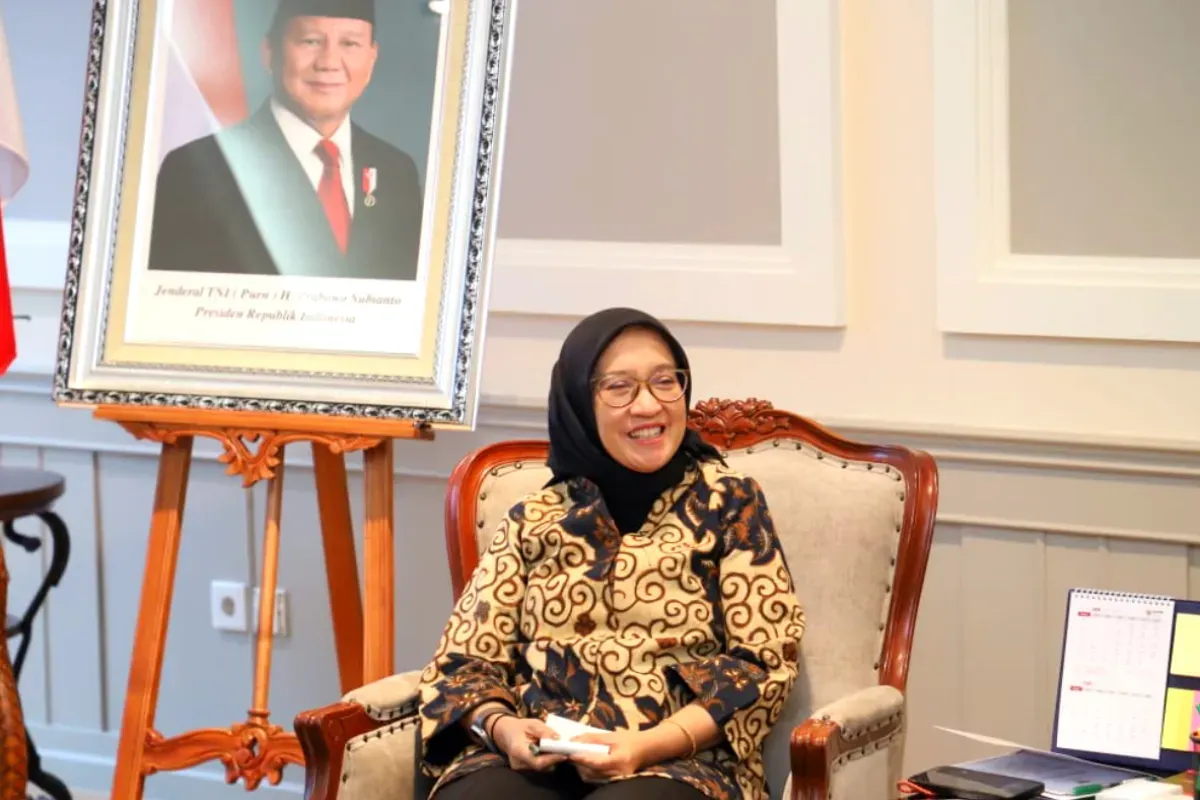 Potret Menteri PANRB, Rini Widyantini, Kabar baik untuk ASN! Kini bisa kerja WFH/WFA dengan gaji tetap sesuai PP No.5/2024. Pelajari syarat, ketentuan, dan daftar penghasilan lengkap golongan I-IV. (Sumber: MenpanRB)