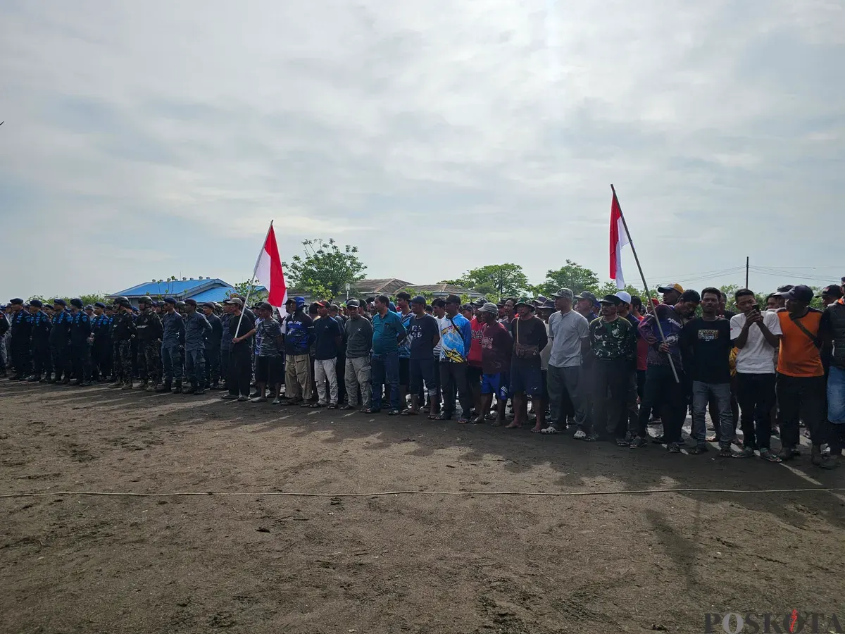 Perwakilan nelayan mengikuti apel persiapan pencabutan pagar laut misterius di Tangerang bersama TNI AL dan KKP. (Sumber: Poskota/Veronica Prasetio)