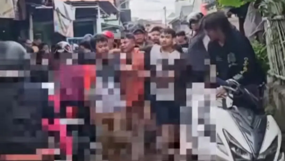 Seorang pelaku curanmor ditangkap warga di kawasang gang delima, Duren Jaya, Bekasi Timur, Kota Bekasi, Selasa, 21 Januari 2025. (Sumber: Instagram/@bekasi.terkini)