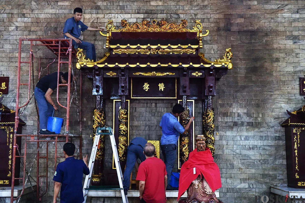 Umat Khonghucu dan warga Tionghoa melakukan ritual cuci rupang (membersihkan patung dewa-dewi) di Wihara Amurva Bhumi,  Karet, Jakarta, Rabu, 22 Januari 2025. (Sumber: Poskota/ Bilal Nugraha Ginanjar)