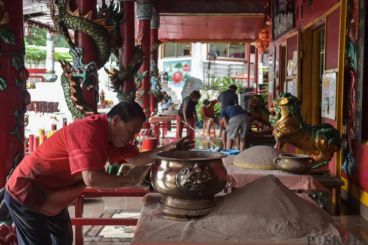 Umat Khonghucu dan warga Tionghoa melakukan ritual cuci rupang (membersihkan patung dewa-dewi) di Wihara Amurva Bhumi,  Karet, Jakarta, Rabu, 22 Januari 2025. (Sumber: Poskota/ Bilal Nugraha Ginanjar)