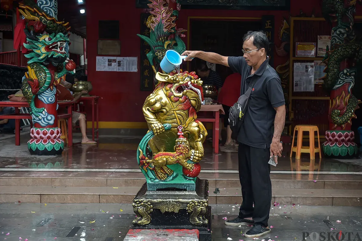 Umat Khonghucu dan warga Tionghoa melakukan ritual cuci rupang (membersihkan patung dewa-dewi) di Wihara Amurva Bhumi,  Karet, Jakarta, Rabu, 22 Januari 2025. (Sumber: Poskota/ Bilal Nugraha Ginanjar)