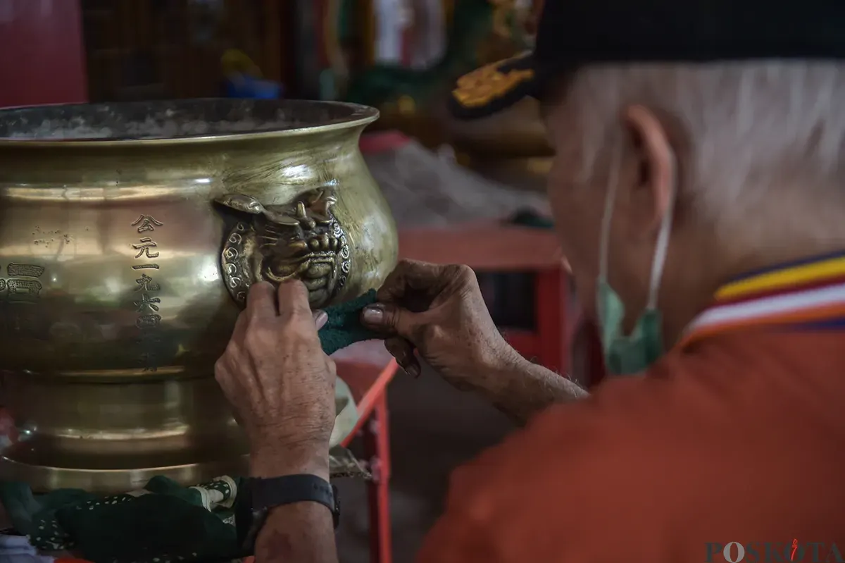 Umat Khonghucu dan warga Tionghoa melakukan ritual cuci rupang (membersihkan patung dewa-dewi) di Wihara Amurva Bhumi,  Karet, Jakarta, Rabu, 22 Januari 2025. (Sumber: Poskota/ Bilal Nugraha Ginanjar)