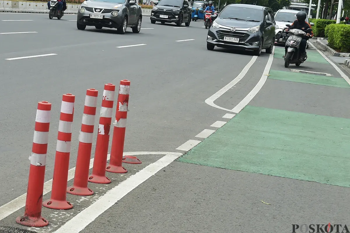 Kondisi pembatas jalur sepeda (stick cone) di Jalan Salemba, Jakarta, Rabu, 22 Januari 2025. (Sumber: Poskota/ Bilal Nugraha Ginanjar)