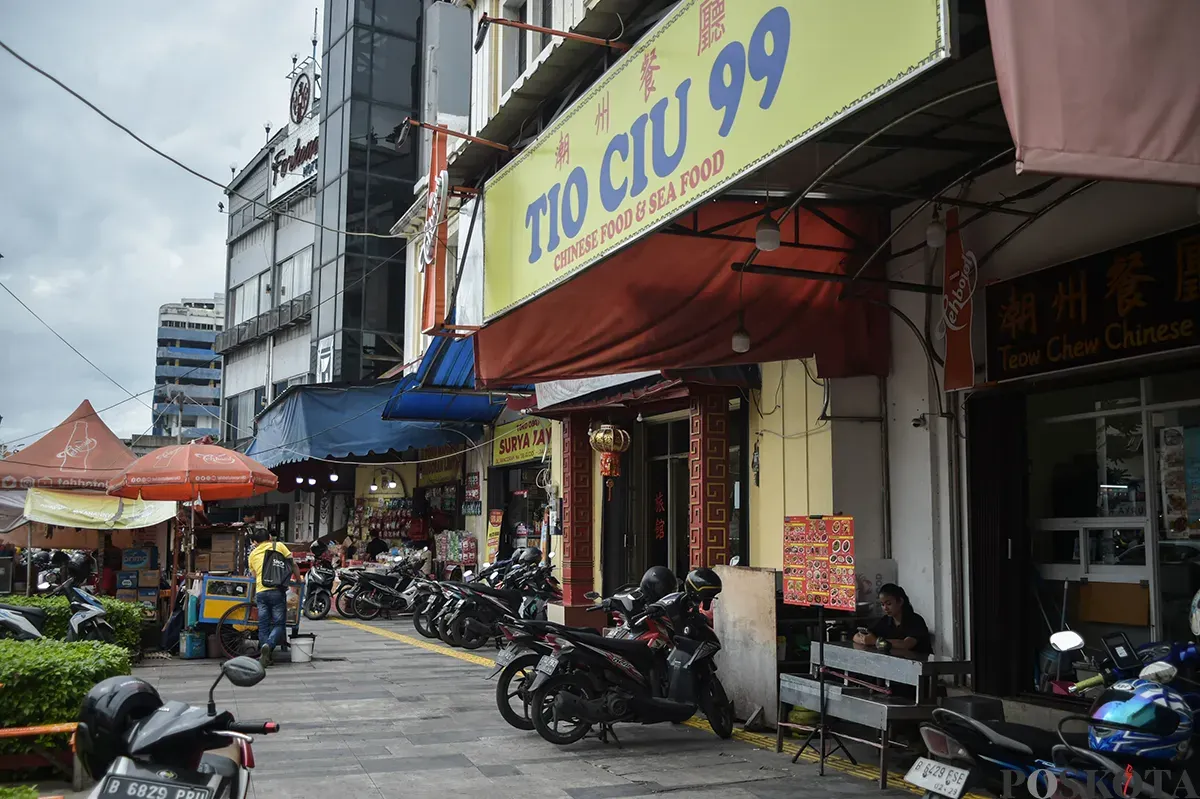 Sejumlah calon pembeli mulai memadati lapak penjual pernak-pernik dan aksesoris khas masyarakat keturunan Tionghoa jelang perayaan Tahun Baru Imlek 2576/2025 (Sumber: Poskota/ Bilal Nugraha Ginanjar)