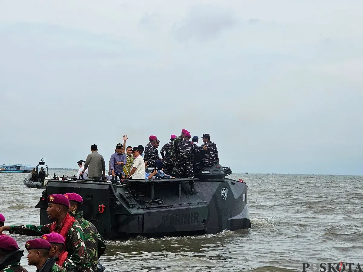 Tank amphibi disiagakan TNI AL untuk membantu proses pembongkaran pagar laut di Tangerang, Rabu, 22 Januari 2025. (Sumber: Poskota/Veronica Prasetio)