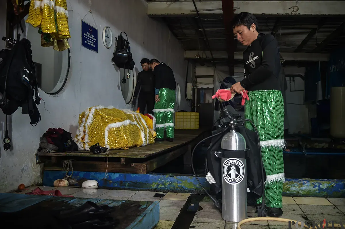 Penyelam berkostum barongsai dan putri duyung melakukan atraksi di dalam akuarium raksasa Sea World, Ancol, Jakarta Utara, Kamis, 23 Januari 2025. (Sumber: Poskoata/ Bilal Nugraha Ginanjar)