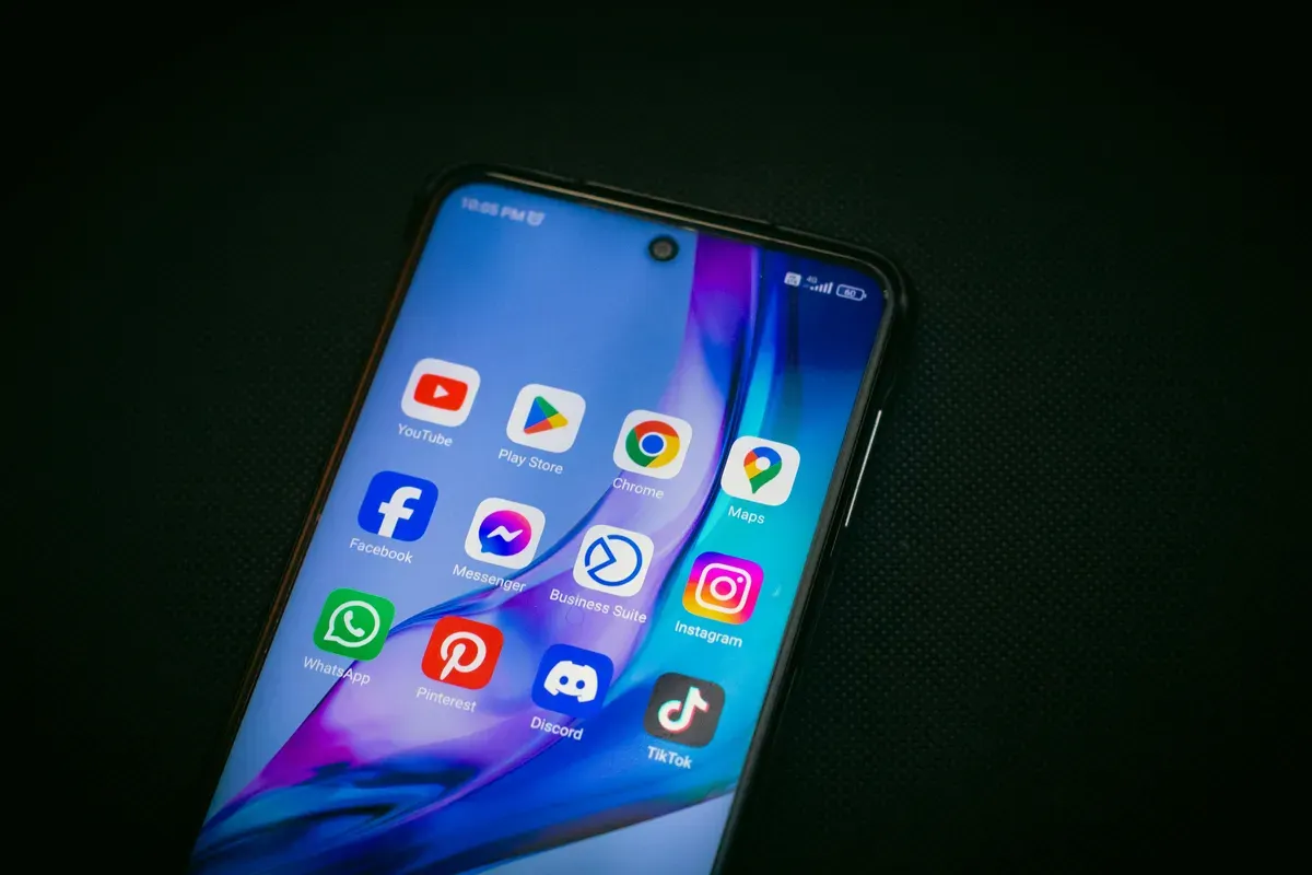 Begini cara gunakan hp yang baik dan benar.(Sumber: Pexels/indra projects)