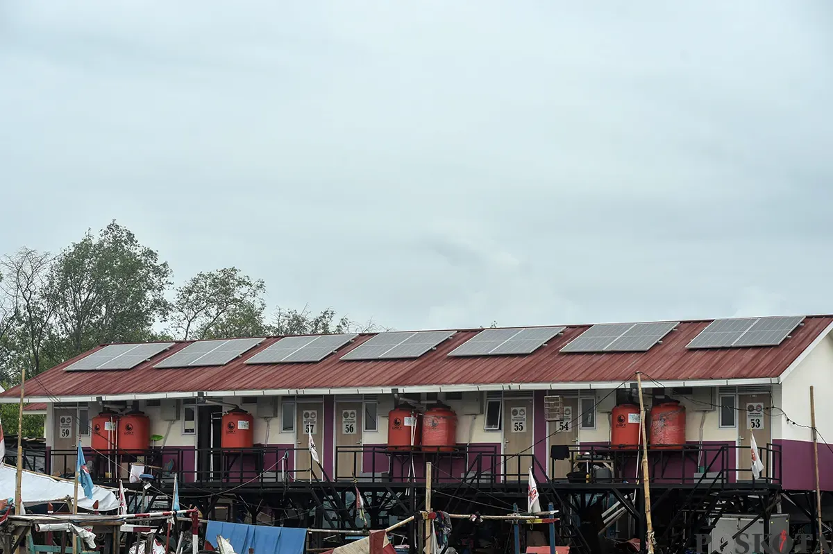 Deretan panel surya sebagai pendukung Pembangkit Listrik Tenaga Surya (PLTS), terpasang di atas rumah apung warga di kawasan rumah apung, Muara Angke, Jakarta Utara, Kamis, 23 Januari 2025. (Sumber: Poskoata/ Bilal Nugraha Ginanjar)