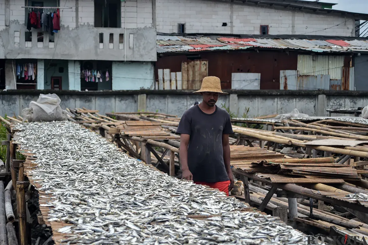 Pengrajin ikan asin menjemur ikan saat proses pengeringan di kawasan Muara Angke, Jakarta Utara, Kamis, 23 Januari 2025. (Sumber: Poskoata/ Bilal Nugraha Ginanjar)
