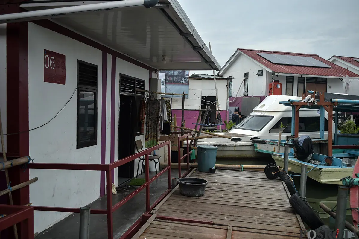 Suasana rumah apung di area pesisir Muara Angke, Jakarta Utara, Kamis, 23 Januari 2025. (Sumber: Poskoata/ Bilal Nugraha Ginanjar)