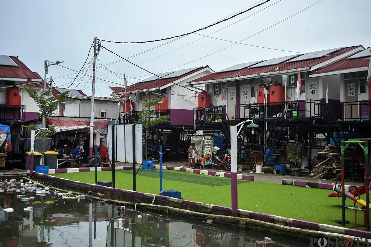 Suasana rumah apung di area pesisir Muara Angke, Jakarta Utara, Kamis, 23 Januari 2025. (Sumber: Poskoata/ Bilal Nugraha Ginanjar)