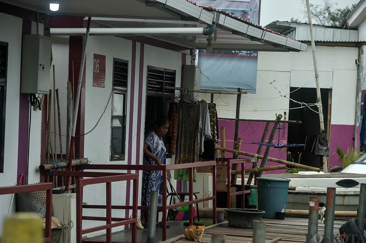 Suasana rumah apung di area pesisir Muara Angke, Jakarta Utara, Kamis, 23 Januari 2025. (Sumber: Poskoata/ Bilal Nugraha Ginanjar)