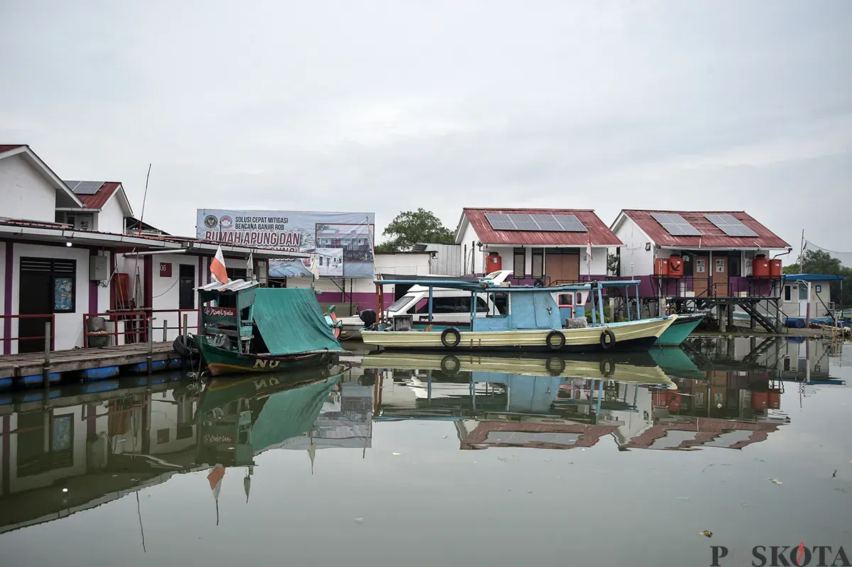 Suasana rumah apung di area pesisir Muara Angke, Jakarta Utara, Kamis, 23 Januari 2025. (Sumber: Poskoata/ Bilal Nugraha Ginanjar)