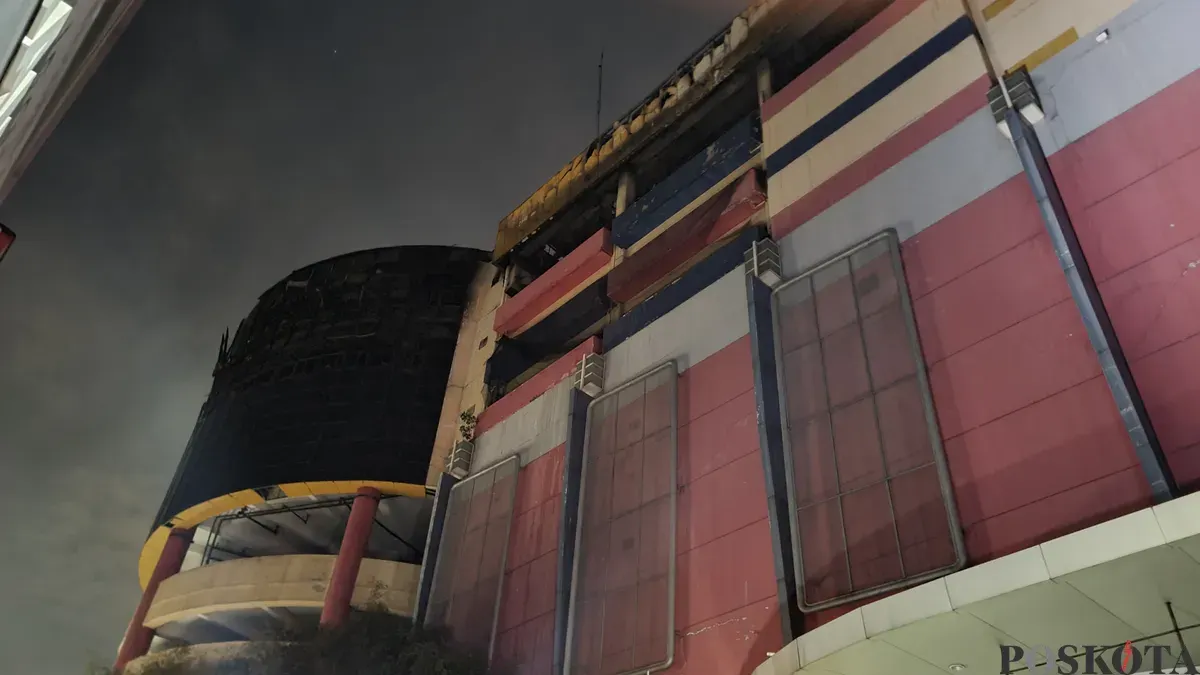 Kondisi gedung Glodok Plaza, Tamansari, Jakarta Barat, setelah kebakaran terjadi pada Rabu, 15 Januari 2025. (Sumber: Poskota/Pandi Ramedhan)