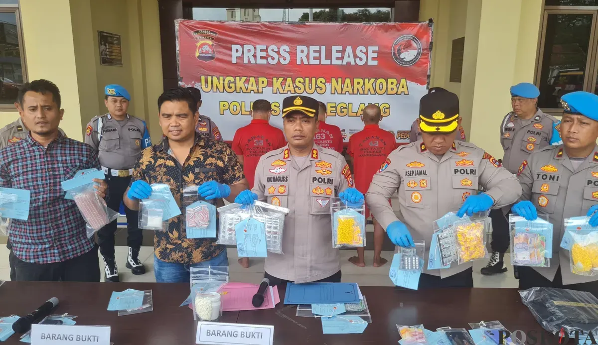Jajaran Polres Pandeglang saat melakukan konferensi pers soal pengungkapan kasus peredaran narkoba dan obat-obatan terlarang. (Sumber: Poskota/Samsul Fatoni)
