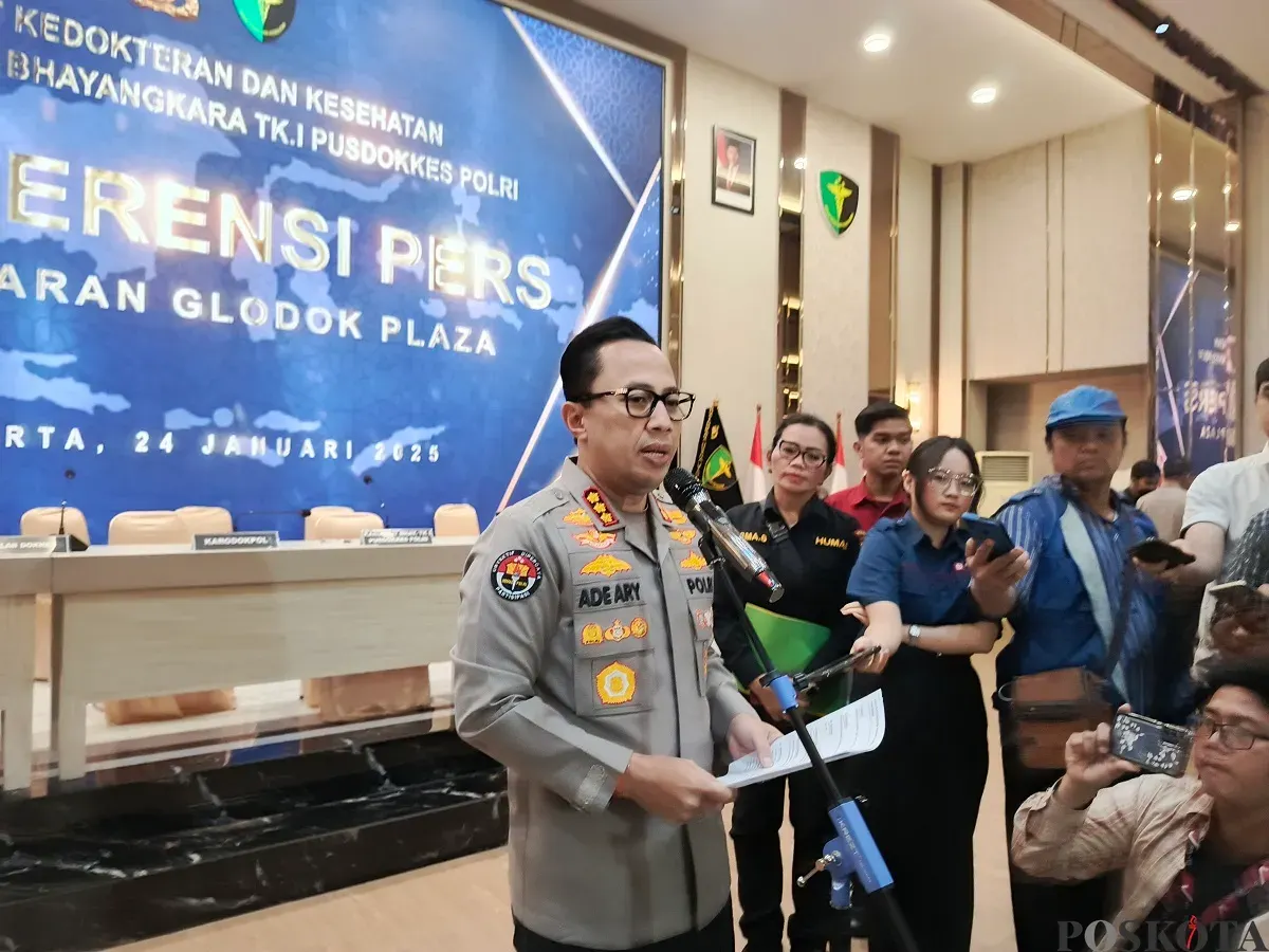 Kabid Humas Polda Metro Jaya, Kombes Ade Ary di Rumah Sakit Polri Kramat Jati, Jakarta Selatan, Jumat, 24 Januari 2025. (Sumber: Poskota/Ali Mansur)