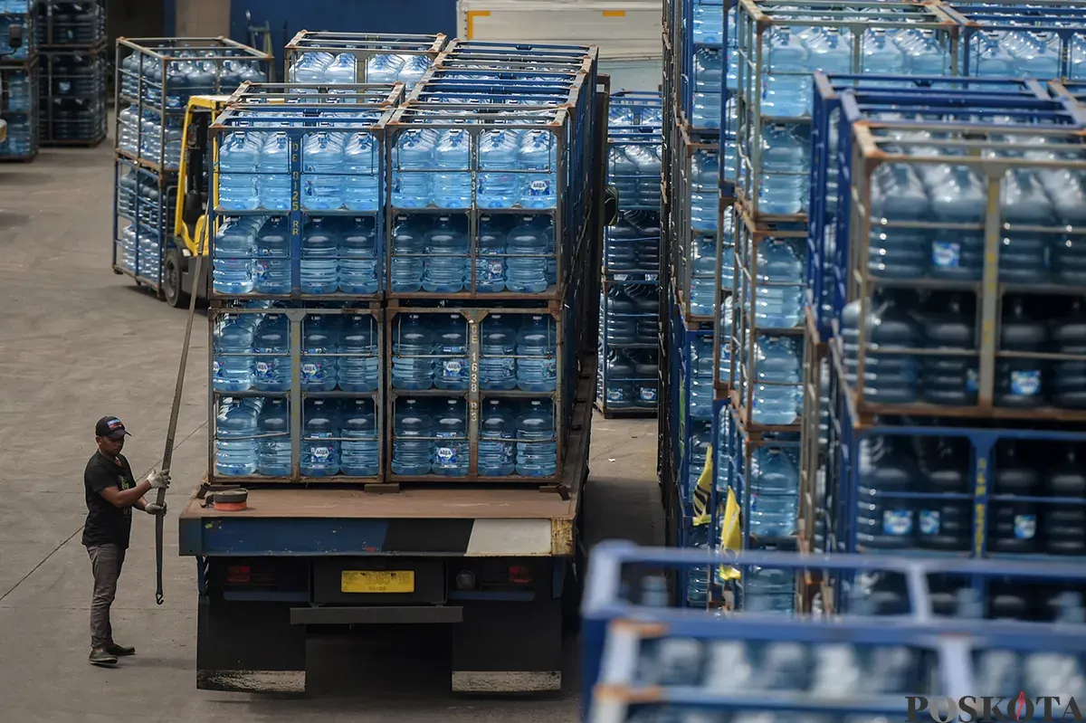 Pekerja memindahkan kemasan galon air mineral dengan alat berat di salah satu distributor air kemasan di kawasan depo air galon, Rawajati, Jakarta Selatan, Jum'at, 24 Januari 2025. (Sumber: Poskota/Bilal Nugraha Ginanjar)