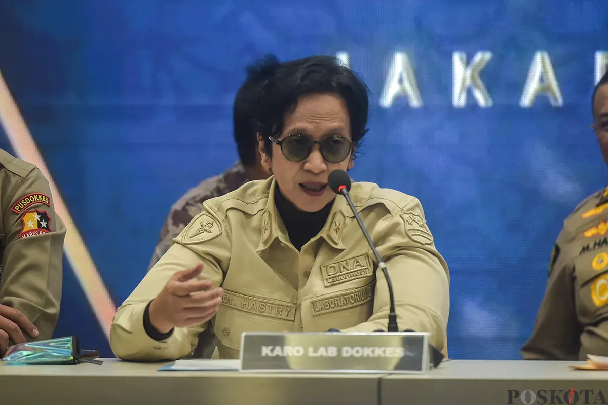 Kepala RS Polri Kramat Jati Brigjen Pol. Prima Heru Yulihartono (ketiga dari kanan) menyampaikan keterangan terkait penanganan pascakebakaran Glodok Plaza di Jakarta, Jumat, 24 Januari 2025. (Sumber: Poskota/Bilal Nugraha Ginanjar)