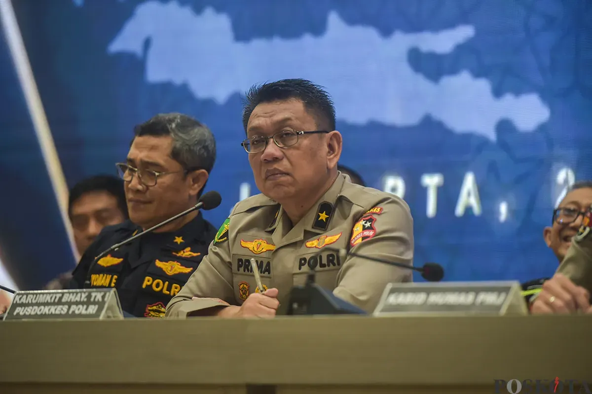 Kepala RS Polri Kramat Jati Brigjen Pol. Prima Heru Yulihartono (ketiga dari kanan) menyampaikan keterangan terkait penanganan pascakebakaran Glodok Plaza di Jakarta, Jumat, 24 Januari 2025. (Sumber: Poskota/Bilal Nugraha Ginanjar)