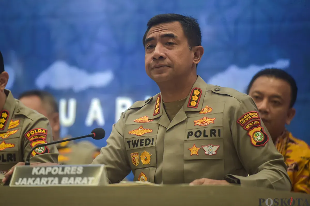 Kepala RS Polri Kramat Jati Brigjen Pol. Prima Heru Yulihartono (ketiga dari kanan) menyampaikan keterangan terkait penanganan pascakebakaran Glodok Plaza di Jakarta, Jumat, 24 Januari 2025. (Sumber: Poskota/Bilal Nugraha Ginanjar)