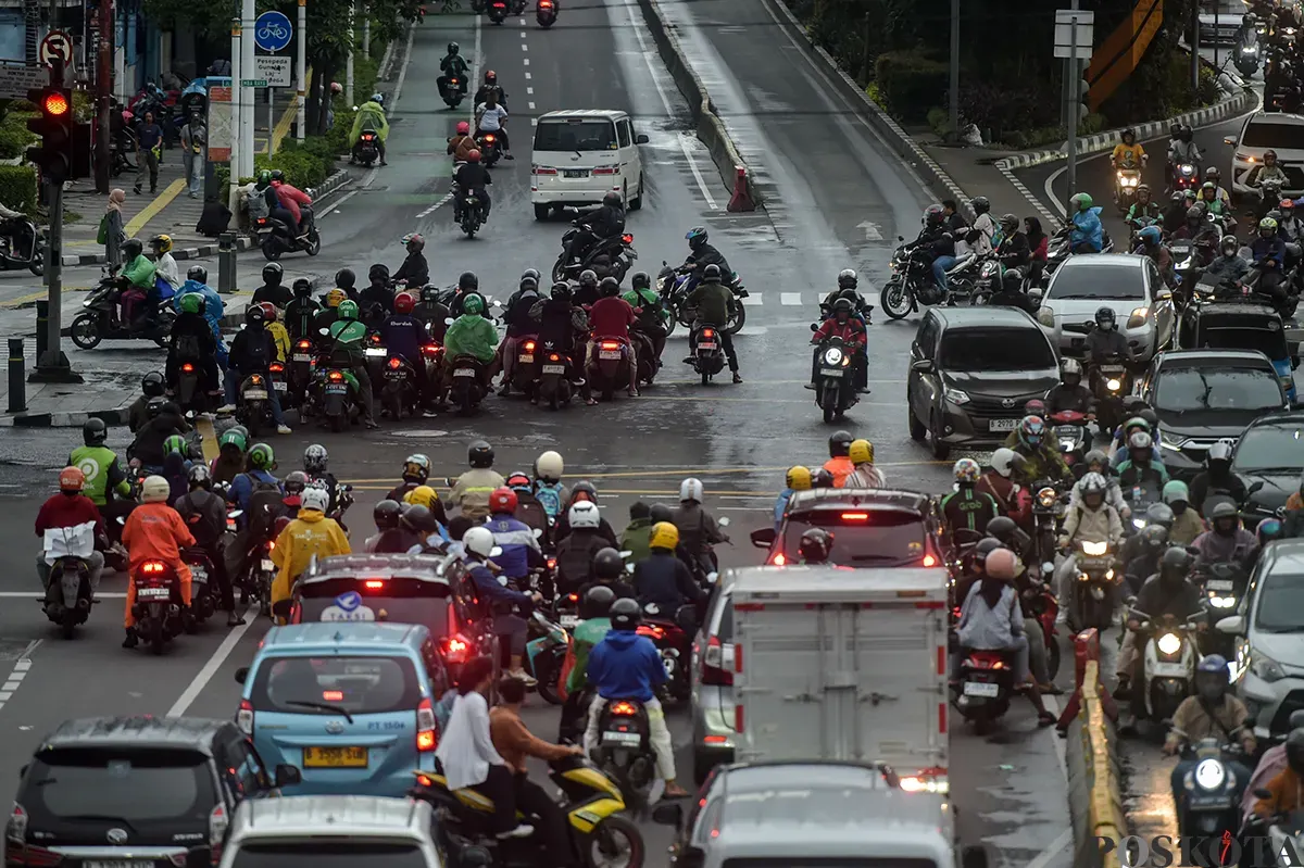 Sejumlah pengendara sepeda motor yang tidak dilengkapi dengan alat pelindung kepala (helm) melintasi kamera tilang elektronik (ETLE) di Jalan Matraman, Jakarta Timur, Jumat, 24 Januari 2025. (Sumber: Poskota/Bilal Nugraha Ginanjar)