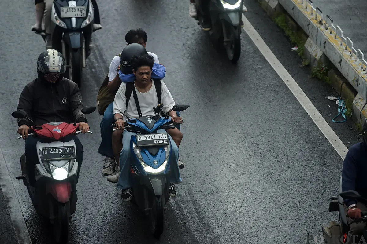 Sejumlah pengendara sepeda motor yang tidak dilengkapi dengan alat pelindung kepala (helm) melintasi kamera tilang elektronik (ETLE) di Jalan Matraman, Jakarta Timur, Jumat, 24 Januari 2025. (Sumber: Poskota/Bilal Nugraha Ginanjar)
