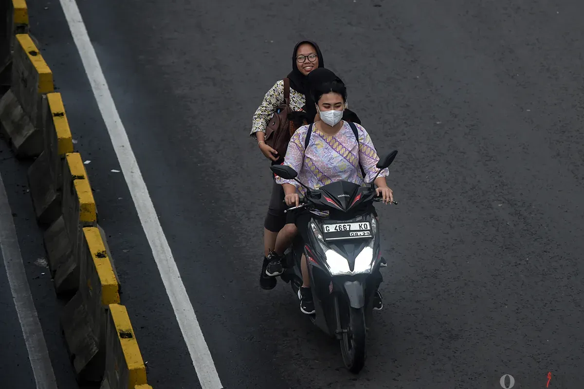 Sejumlah pengendara sepeda motor yang tidak dilengkapi dengan alat pelindung kepala (helm) melintasi kamera tilang elektronik (ETLE) di Jalan Matraman, Jakarta Timur, Jumat, 24 Januari 2025. (Sumber: Poskota/Bilal Nugraha Ginanjar)