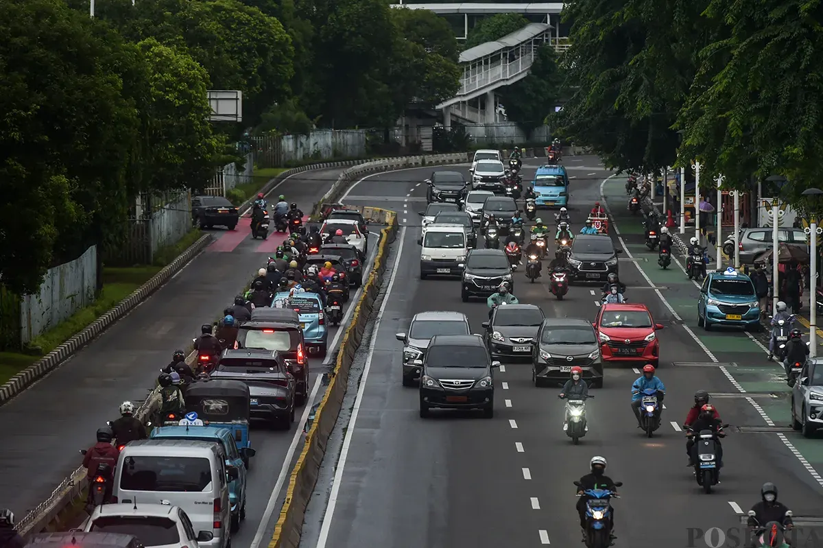 Sejumlah kendaraan pribadi melintas di Jalan Matraman, Jakarta Timur, Jumat, 24 Januari 2025. (Sumber: Poskota/Bilal Nugraha Ginanjar)