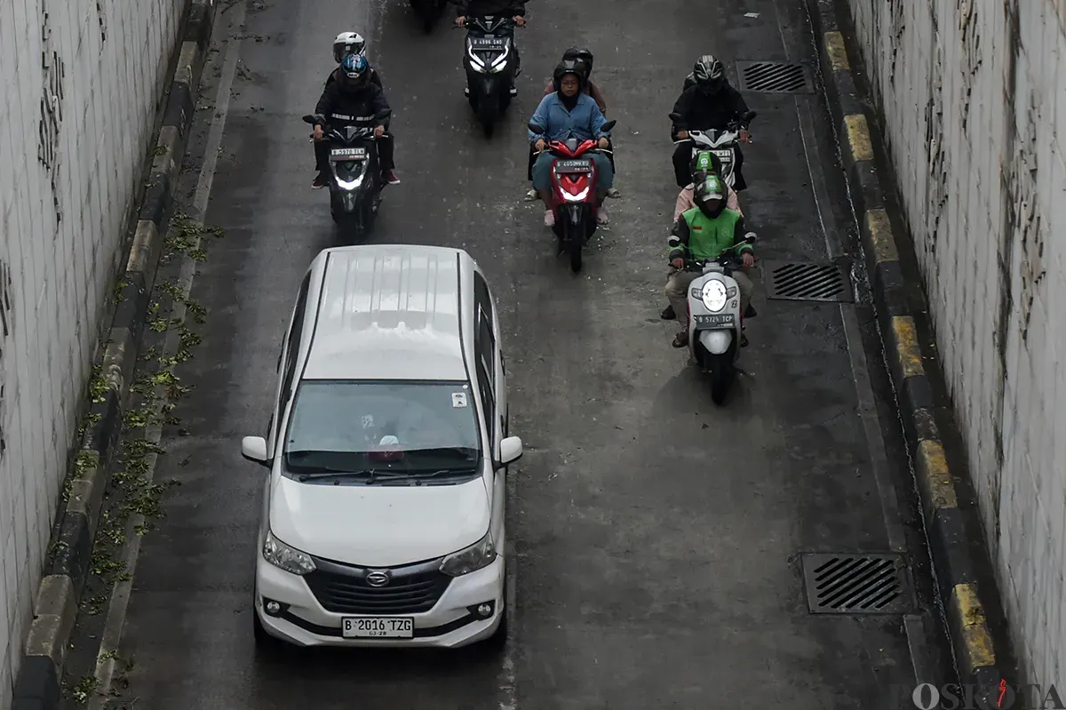 Sejumlah kendaraan pribadi melintas di Jalan Matraman, Jakarta Timur, Jumat, 24 Januari 2025. (Sumber: Poskota/Bilal Nugraha Ginanjar)