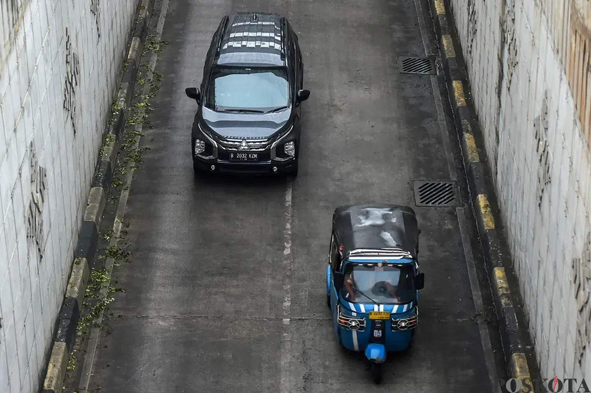 Sejumlah kendaraan pribadi melintas di Jalan Matraman, Jakarta Timur, Jumat, 24 Januari 2025. (Sumber: Poskota/Bilal Nugraha Ginanjar)