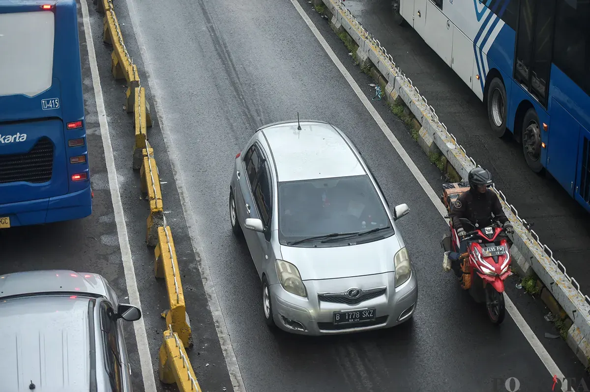 Sejumlah kendaraan pribadi melintas di Jalan Matraman, Jakarta Timur, Jumat, 24 Januari 2025. (Sumber: Poskota/Bilal Nugraha Ginanjar)