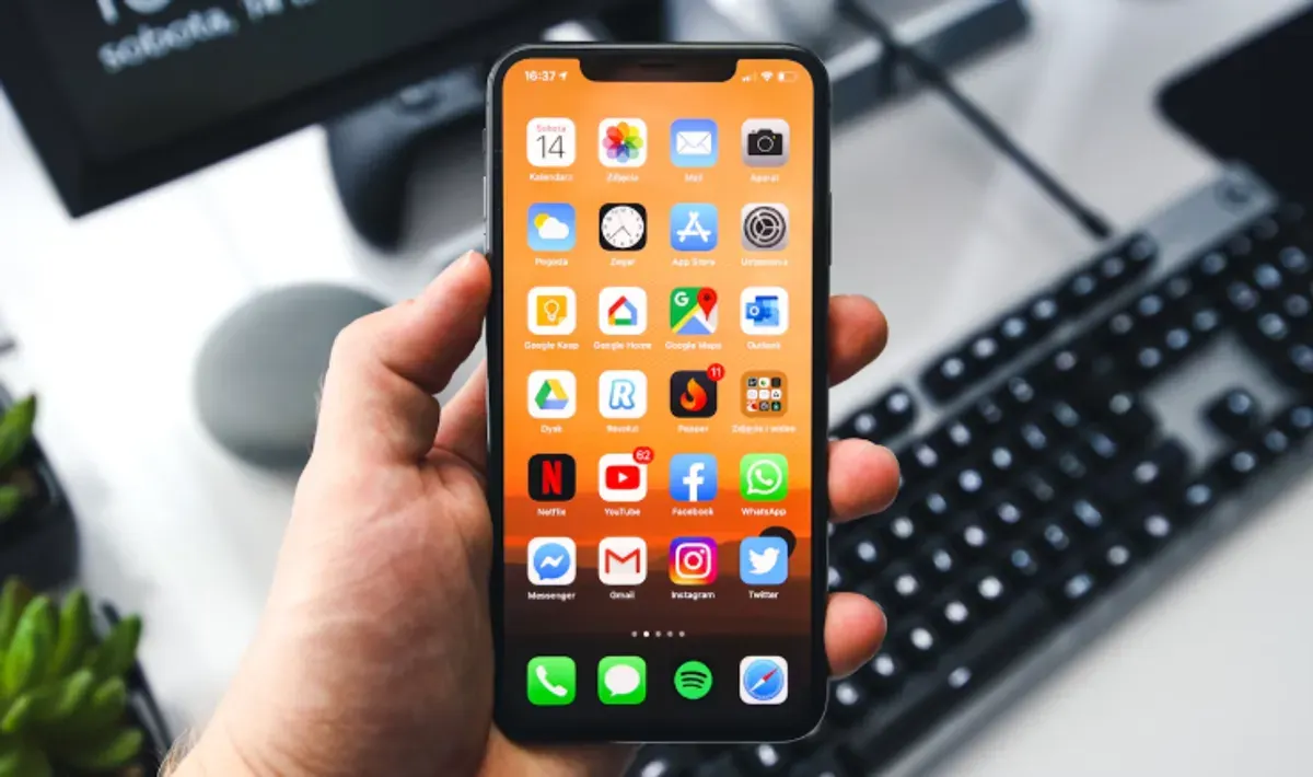 Ilustrasi Gambar. Pastikan membeli iPhone sesuaikan dengan kebutuhan. (Sumber: Unsplash/Sebastian Bednarek)