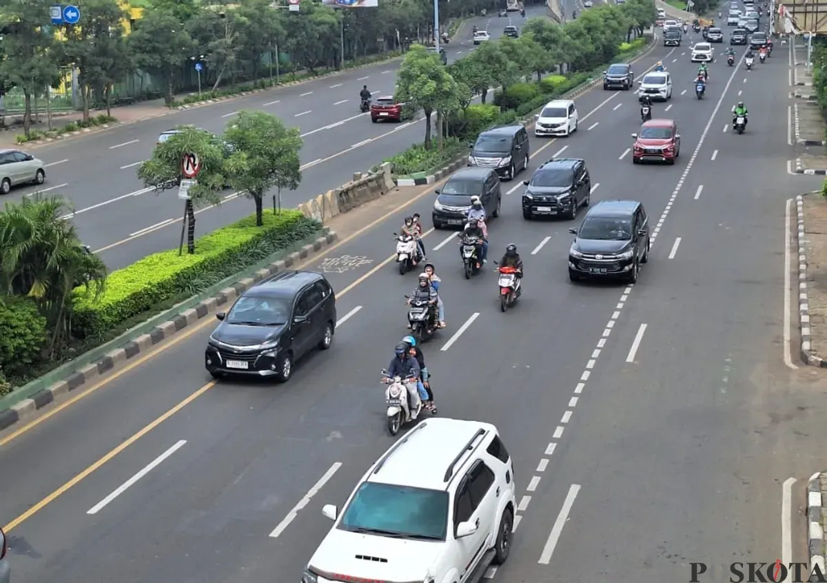 Sejumlah kendaraan melintasi di Jalan Ahmad Yani Kota Bekasi, Sabtu, 25 Januari 2025. (Sumber: Poskota/Ihsan Fahmi)