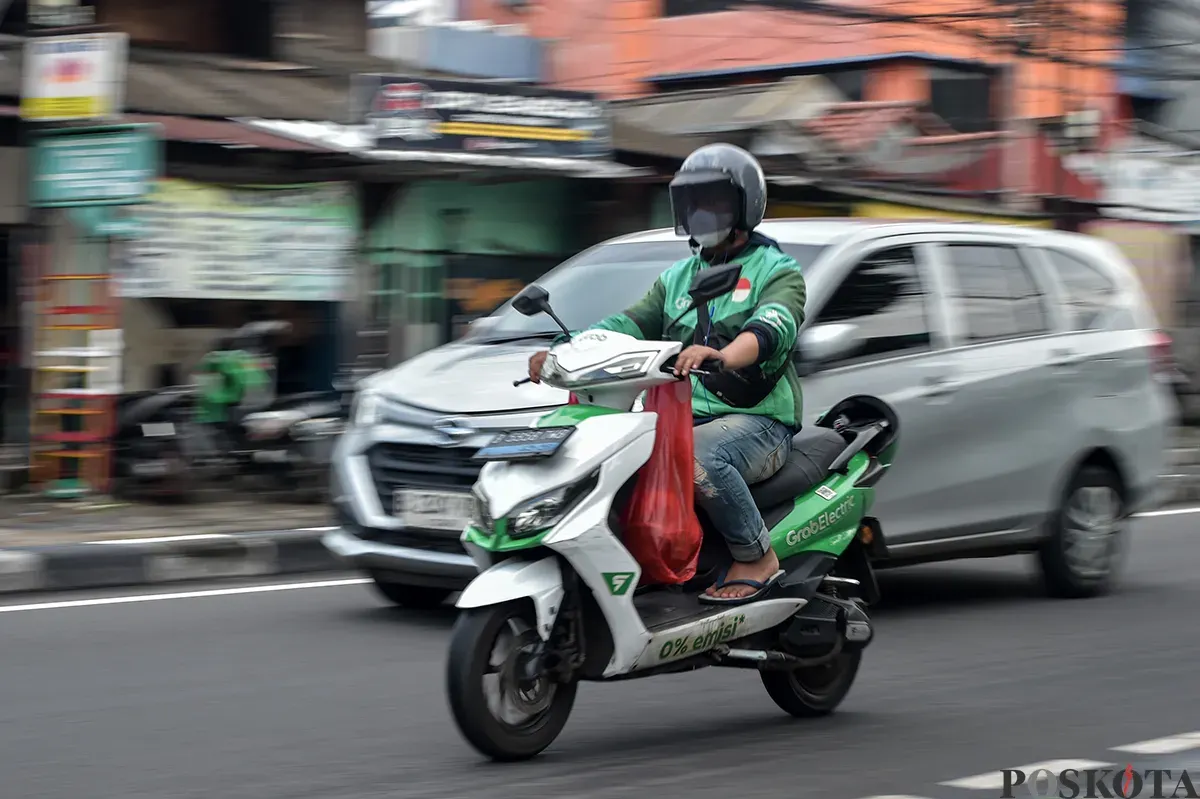 Warga mengendarai sepeda motor listrik, di Jalan Rawa Belong, Kebon Jeruk, Jakarta Barat, Sabtu, 25 Januari 2025. (Sumber: Poskota/Bilal Nugraha Ginanjar)
