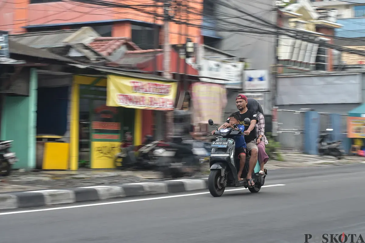 Warga mengendarai sepeda motor listrik, di Jalan Rawa Belong, Kebon Jeruk, Jakarta Barat, Sabtu, 25 Januari 2025. (Sumber: Poskota/Bilal Nugraha Ginanjar)