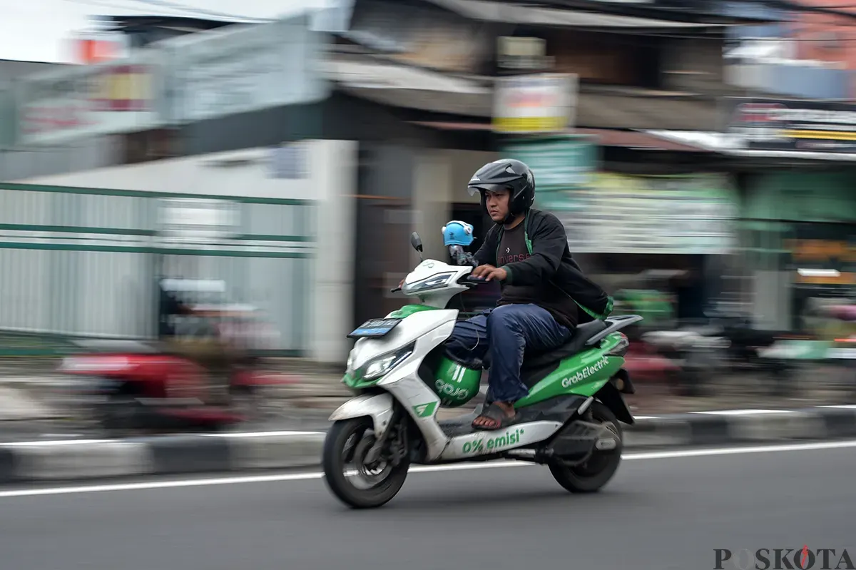 Warga mengendarai sepeda motor listrik, di Jalan Rawa Belong, Kebon Jeruk, Jakarta Barat, Sabtu, 25 Januari 2025. (Sumber: Poskota/Bilal Nugraha Ginanjar)