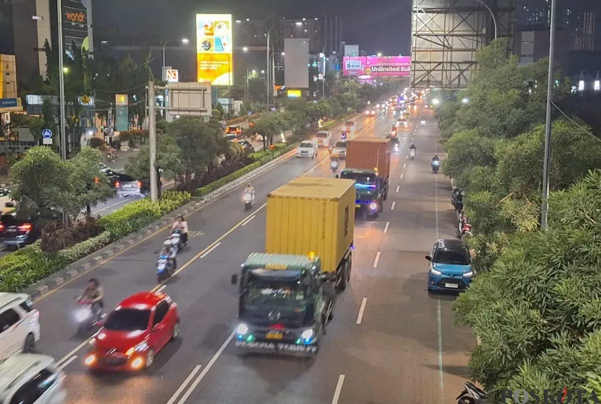 Sejumlah truk melintasi Jalan Ahmad Yani, Kota Bekasi saat libur panjang, Sabtu, 25 Januari 2025. (Sumber: Poskota/Ihsan Fahmi)