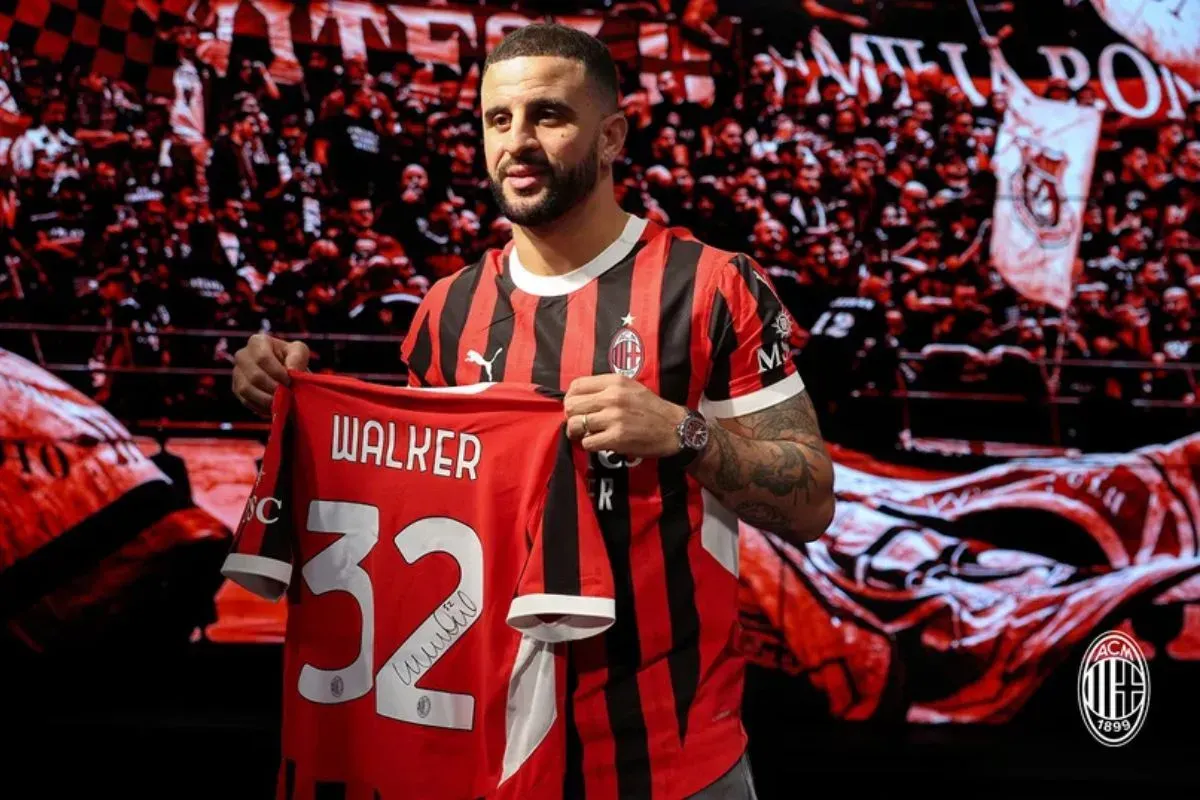 Kyle Walker mengenakan nomor punggung 32 saat berseragam AC Milan. (Sumber: Dok. AC Milan)