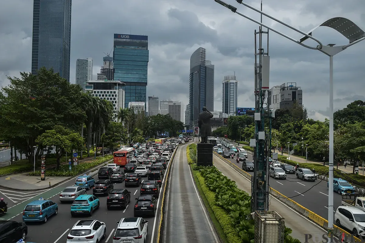 Antrean kendaraan melintas di Jalan Jendral Sudirman dan Jalan Gatot Subroto, Jakarta, Sabtu, 25 Januari 2025. (Sumber: Poskota/Bilal Nugraha Ginanjar)