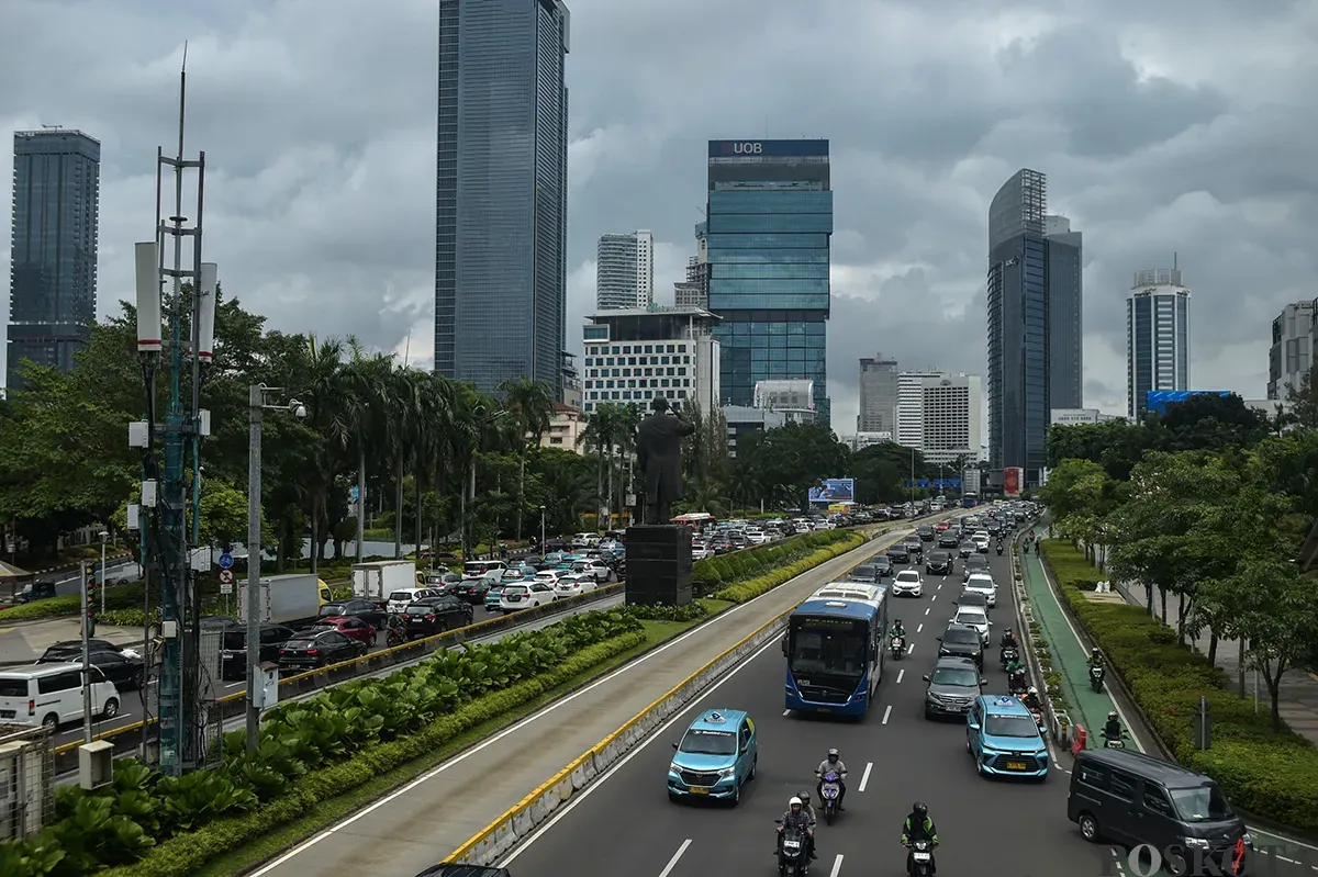 Antrean kendaraan melintas di Jalan Jendral Sudirman dan Jalan Gatot Subroto, Jakarta, Sabtu, 25 Januari 2025. (Sumber: Poskota/Bilal Nugraha Ginanjar)
