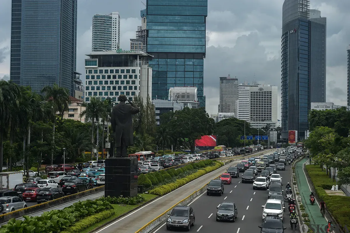 Antrean kendaraan melintas di Jalan Jendral Sudirman dan Jalan Gatot Subroto, Jakarta, Sabtu, 25 Januari 2025. (Sumber: Poskota/Bilal Nugraha Ginanjar)
