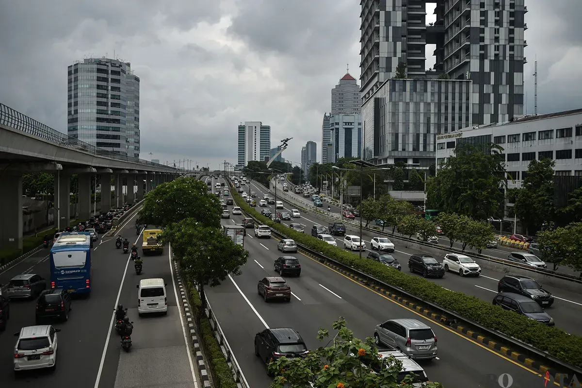 Antrean kendaraan melintas di Jalan Jendral Sudirman dan Jalan Gatot Subroto, Jakarta, Sabtu, 25 Januari 2025. (Sumber: Poskota/Bilal Nugraha Ginanjar)