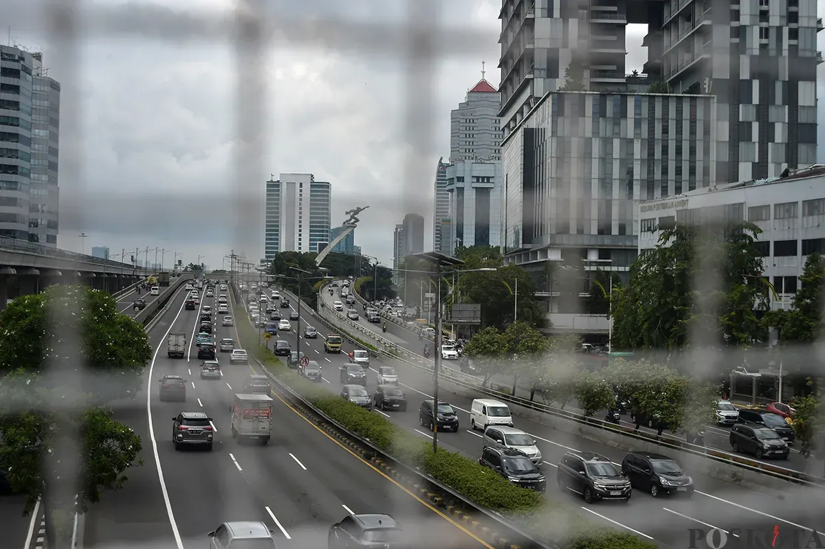 Sejumlah kendaraan melintas ke arah luar kota dari Gerbang Tol Tebet 2, Jakarta, Sabtu, 25 Januari 2025. (Sumber: Poskota/Bilal Nugraha Ginanjar)