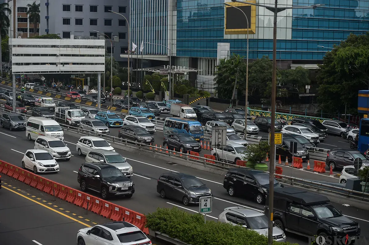 Sejumlah kendaraan melintas ke arah luar kota dari Gerbang Tol Tebet 2, Jakarta, Sabtu, 25 Januari 2025. (Sumber: Poskota/Bilal Nugraha Ginanjar)